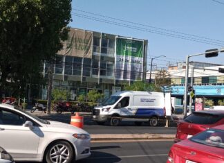 Esta mañana un motociclista murio arrollado en la esquina de las calles Adolfo López Mateos y Francisco Juárez en Celaya.