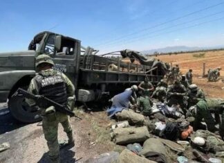 Tres soldados murieron y al menos 20 resultaron heridos tras la volcadura de un vehículo militar en Zacatecas.
