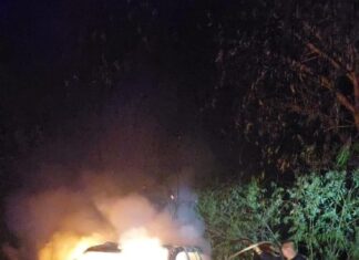 Queman dos vehículos en la zona centro de Tarimoro, no se registraron víctimas.