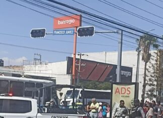 Unidad de la Guardia Nacional choca contra camion de pasajeros, hay tres elementos lesionados en Celaya.