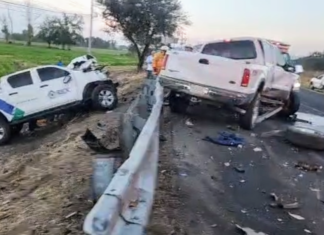Un muerto y cuatro heridos dejo un choque entre dos camionetas y un vehículo compacto en la.carretera federal Salamanca- Valle de Santiago.