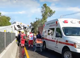 Fuerte accidente entre un tráiler y una camioneta de transporte de personal dejo un saldo de un muerto y más de una docena de lesionados, dos de ellos graves.