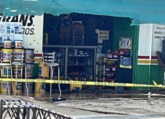 Asesinan en ferretería a dos civiles y un policía franco en Tarimoro.