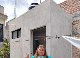 Se mejoran hogares con construcción de baños en Salvatierra.