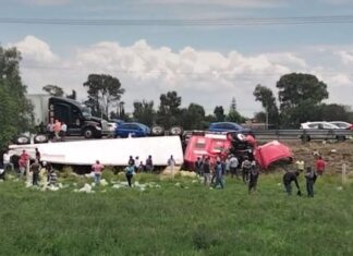 Volcadura de un tráiler cargado con «bebidas» dejo un saldo de cuantiosas pérdidas materiales en Celaya.