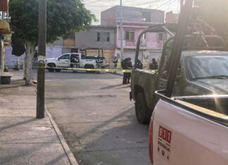 Una pareja fue atacada a balazos en el vehículo donde viajaban; el hombre murió en el lugar de los hechos, la mujer resultó gravemente lesionada.