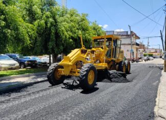 Se continúa con trabajos de bacheo en colonias y comunidades de Salvatierra.
