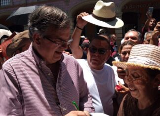 El excanciller Marcelo Ebrard se presentó ante más de 400 personas en el Jardín Principal de Celaya.