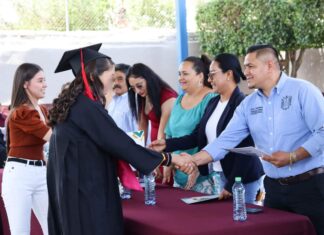 el Presidente Municipal, Guadalupe Paniagua, encabezó las ceremonias de graduación del CAM Bicentenario “Leona Vicario” y la Escuela Primaria Independencia.