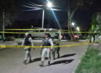 Una pareja fue atacada a balazos en la colonia Arboledas de San Rafael en Celaya; el hombre murió en el lugar y la mujer fue trasladado grave a un hospital.