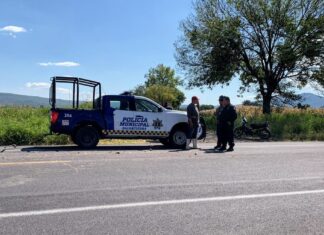 Una pareja resultó lesionada después de impactar la motocicleta donde viajaban con un camión en la carretera entre las comunidades de Ojuelos al Capulín, en Salvatierra.