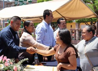 Autoridades municipales entregaron estímulos educativos a alumnos destacados en Santiago Maravatío