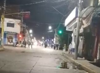 Mientras que el comité organizador de la feria de Silao informan de saldo blanco y 5 detenidos tras una riña, un joven murió después de recibir una pedrada en el cráneo.