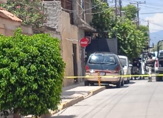Una mujer fue asesinada en la colonia Emiliano Zapata en Celaya; era perseguida por sujetos armados y trato de refugiarse en una tienda.