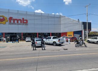 Vigilante de una ferretería en Celaya resultó herido de bala al intentar frustrar un robo.