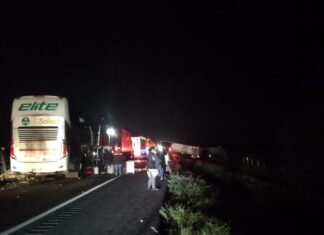 El conductor de un autobús murió después de impactar la unidad que conducía en la parte trasera de un tráiler, en la carretera de cuota Querétaro – Irapuato.