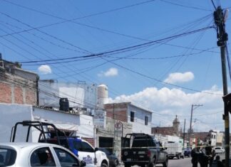 Ataque armado en una barbería a una cuadra de la comandancia de Policía en Celaya, dejo un saldo de dos personas heridas.