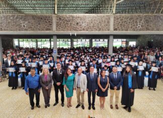 Se graduan alumnos de la UVEG de 6 municipios en Salvatierra.