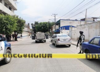 Asesinan a dos hombres en León al interior de una tienda de maquinitas.