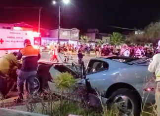 Tres personas resultaron lesionadas después de impactar el vehículo en qué viajaban con un poste de alumbrado público en la colonia Del Parque en Salamanca.
