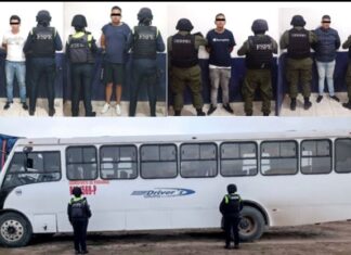 Elementos de las Fuerzas de Seguridad Pública del Estado (FSPE) lograron la detención de cuatro sujetos que presuntamente participaron en el robo de un camión de pasajeros.