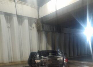 Una pareja que viajaban un auto cayó de un puente vehicular en Celaya; resultaron ilesos.