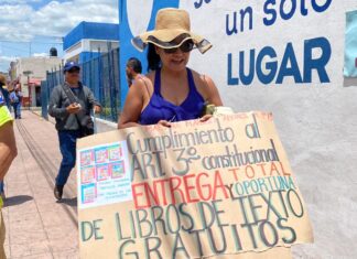 Profesores de la CNTE se manifiestan en varios municipios para exigir entrega de libros gratuitos