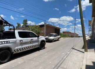 Una mujer fue atacada a balazos en la colonia Lázaro Cárdenas en Salvatierra; fue trasladada grave para su atención médica.