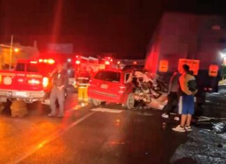 Dos hombres resultaron gravemente lesionados después de chocar la camioneta donde viajaban con un tráiler en la carretera Salvatierra – Celaya.