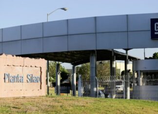 General Motors en Silao reiniciará actividades hasta el 30 de agosto debido a falta de componentes.