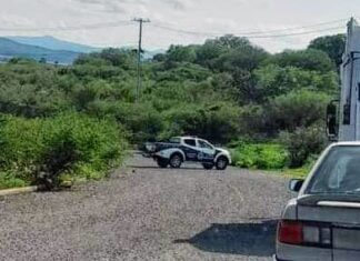 Los cuerpos de dos hombres asesinados fueron abandonados en la carretera #Morelia – #Cuitzeo.