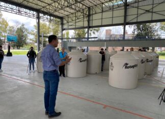 SE BENEFICIAN 24 FAMILIAS SALVATERRENSES CON TINACOS.