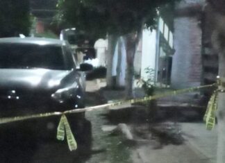 Una mujer fue asesinada, después de ser agredida a balazos, cuando conducía su motocicleta en la colonia Valle de los Naranjos, en Celaya.