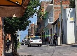 Una mujer que caminaba por la calle Guillermo Prieto en Celaya, fue atacada a balazos; llevaba cargada a su bebé de dos años, quien murió en el lugar de los hechos.