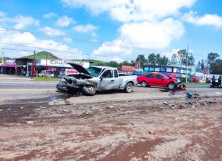 Choque frontal en Uriangato deja dos heridos y pérdida total de vehículos