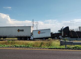 En medio de dos trailers quedó una camioneta prensada y en su interior una persona sin vida, el accidente se registró en la carretera federal Celaya- APASEO El Grande.