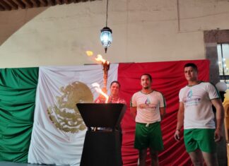 Se continúa con la tradición de recibir el fuego simbólico de Tacámbaro, Michoacán, en Salvatierra