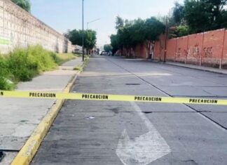 La mañana de este domingo fueron localizados restos humanos de una persona descuartizada en una caja frente al panteón de la colonia San Nicolás, en León.