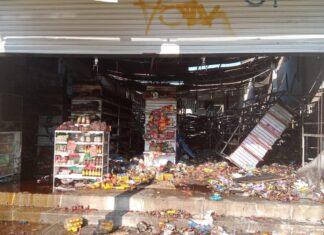 Bomberos de Irapuato sofocan incendió en dulcería de la calle San Pedro, dónde la pérdida de la mercancia fue total.