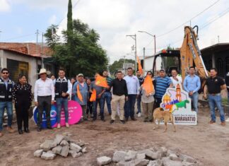 Autoridades municipales, acompañados del Gobernador del Estado y la Secretaria de Desarrollo Social en Santiago Maravatío, iniciaron los trabajos de la obra en la calle Jesús Cardoso y el jardín de Santa Rita.