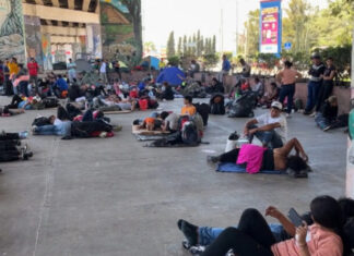 Miles de migrantes quedan varados en Irapuato por suspensión del servicio de trenes.