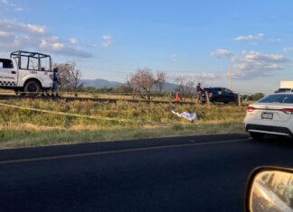 Un muerto y un herido en volcadura en la autopista Apaseo El Grande – Celaya, la tarde de este viernes.
