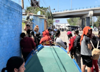 De nueva cuenta comienza a poblarse de migranrtes el puente Siglo XXI en Irapuato.