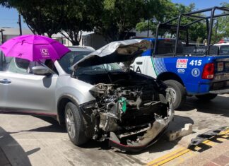 Un elemento de la Guardia Nacional resultó lesionado en un choque entre una unidad oficial y un auto particular en León.