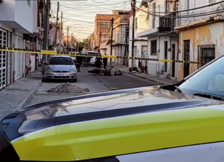 Motociclista es asesinado a balazos en la calle Emeteria Valencia en Salamanca, la tarde de este jueves.