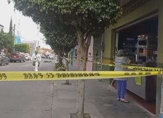 Ejecutan, de al menos diez disparos, uno en la cabeza, a un ciclista en la colonia Miravalle, en Valle de Santiago; la tarde de este viernes.