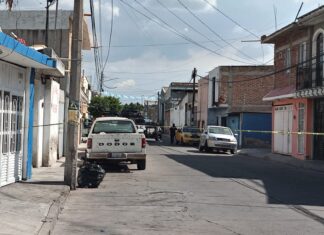 Asesinan a un hombre al interior de un taller de hojalateria en la colonia Valle Hermoso en Celaya, la tarde de este martes.