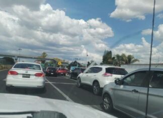 Más de 100 habitantes de la comunidad de Teneria El Santuario, bloquearon la carretera Celaya- Comonfort, durante dos horas.