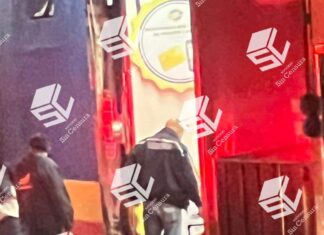 Un hombre que viajaba en una motocicleta fue atacado a balazos en la esquina de las calles, José María Magaña y Zaragoza, en Valle de Santiago.