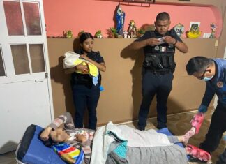 Oficiales de la Policía Municipal reciben a una nueva leonesa.